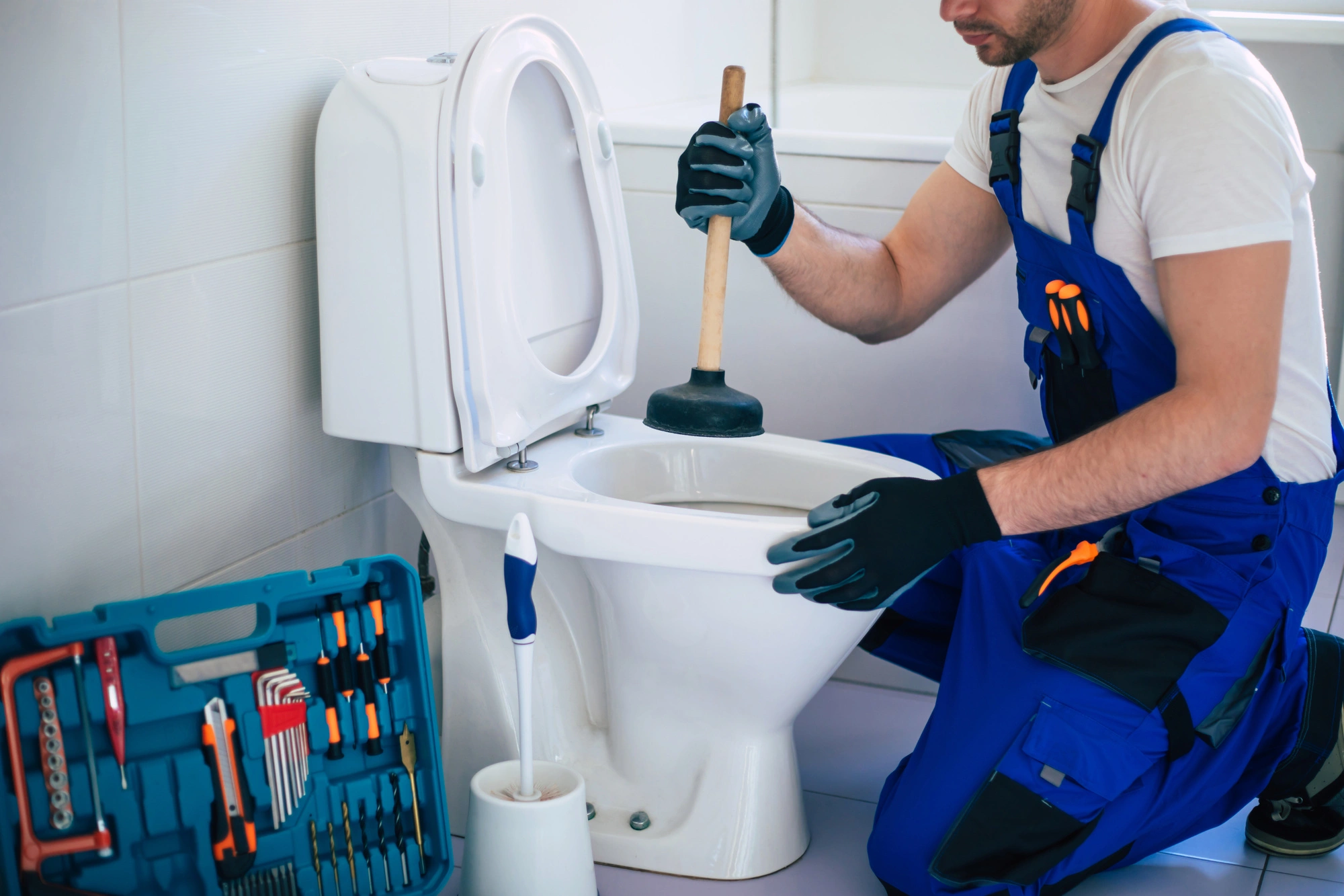 5 trucs pour déboucher une toilette, un évier ou une douche